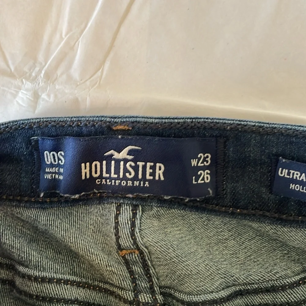 Hollister ultra high rise blue jeans stretchy distressed size 00‎